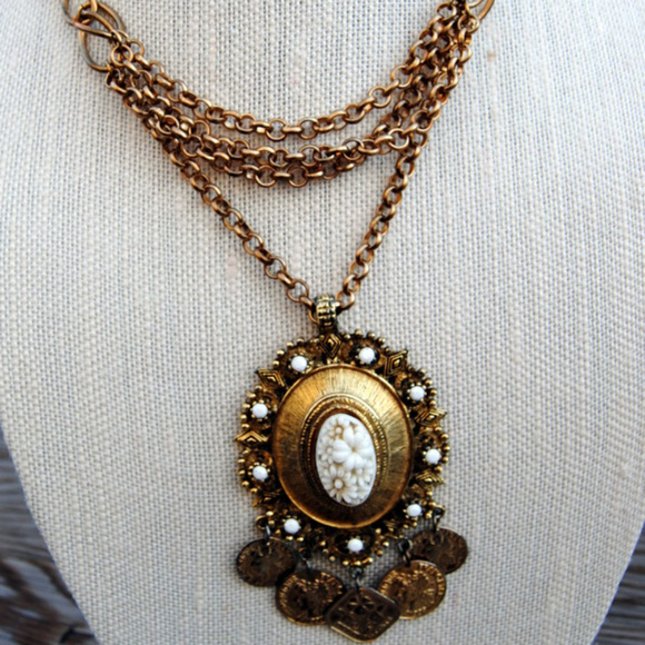 Vintage Gold Tone Pendant Baroque Necklace - Picture 2 of 4